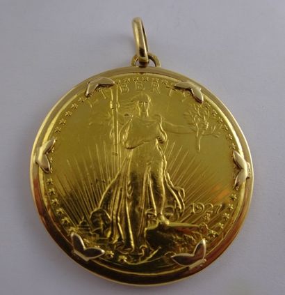 ETATS-UNIS Une pièce de 20 dollars or, 1927. 

Montée en pendentif or jaune (750).

Poids...