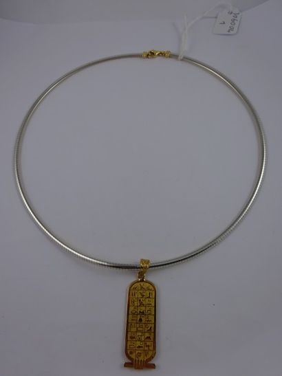 null Lot or jaune (750) comprenant :

- un collier à maille câble,

- un pendentif...