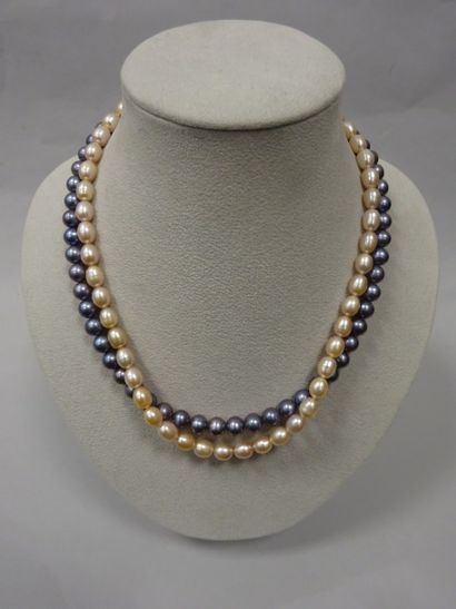 null Lot comprenant un collier de perles de culture, fermoir en or jaune (750).

Poids...