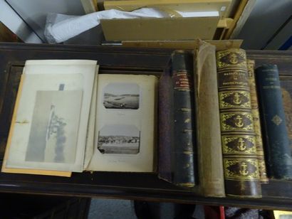 null Un recueil amicorum avec photos et un lot de livres et sur le thème de la navigation.

XIXème-XXème...