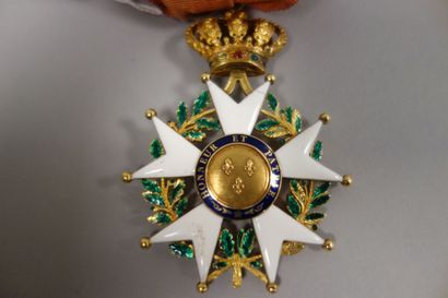 Ordre de la Légion d'honneur 

Croix de Commandeur en or (750) et émail.

Avec son...
