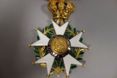 Ordre de la Légion d'honneur 

Croix de Commandeur en or (750) et émail.

Avec son...