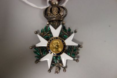 Ordre de la Légion d'honneur 

Deux Croix :

- une d’Officier, en or (750) et émail,...