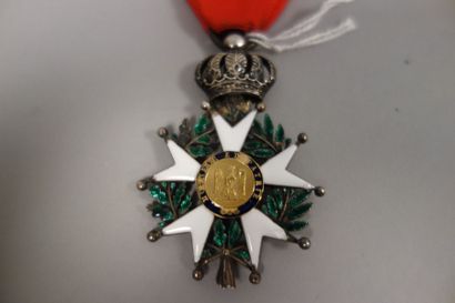 Ordre de la Légion d'honneur 

Deux Croix :

- une d’Officier, en or (750) et émail,...