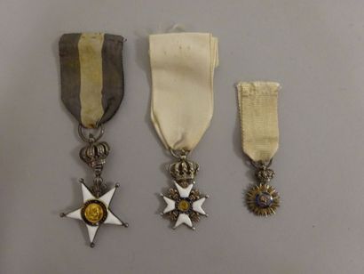 null Lot de trois Croix avec rubans :

- Lys des Garde du Corps en argent (950) et...