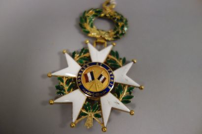 Ordre de la Légion d'honneur 

Croix de Commandeur en or (750) et émail.

Poinçon...