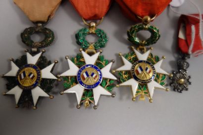 Ordre de la Légion d'honneur 

Lot de quatre Croix :

- deux d'Officier :

Une en...