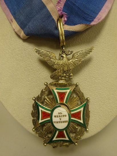 MEXIQUE 

Ordre de La Guadalupe.

Croix de Commandeur en vermeil (min 800) et émail.

Cravate...