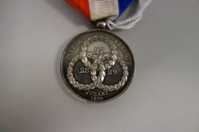 MÉDAILLES MILITAIRES 

France

Médaille de Juillet 1830 avec ruban.

Argent (800).

Gravée...