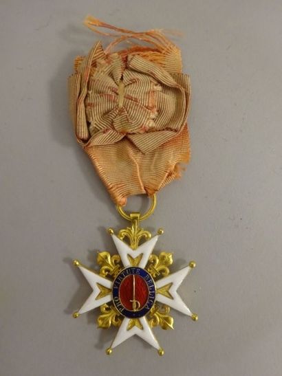 Ordre du Mérite Militaire 

Croix de Chevalier en or (750) et émail.

Ruban à bouffette.

Période...