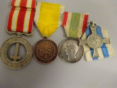 null Lot de trois médailles en métal :

- Médaille Castelfidardo.

- Mentana.

-...