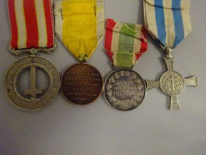 null Lot de trois médailles en métal :

- Médaille Castelfidardo.

- Mentana.

-...