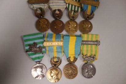 null Lot de six médailles en bronze avec rubans, certains avec barrettes :

- Médaille...