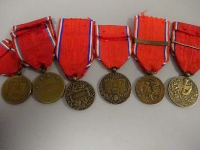 null Lot de six Médailles de Verdun en bronze.

Divers modèles avec rubans, avec...