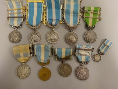 null Lot de 10 Médailles Coloniales et d’Outre-Mer, avec 34 barrettes.

- deux en...