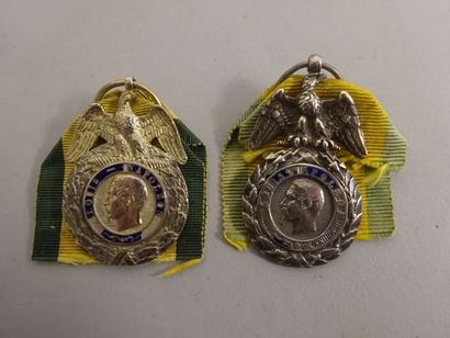 null Deux Médailles Militaires en métal et émail.

Une du premier type.

Rubans (usagés).

Second...