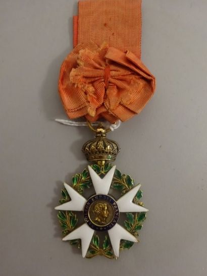 Ordre de la Légion d’honneur 

Croix d’Officier du 2ème type en or (750) et émail,...