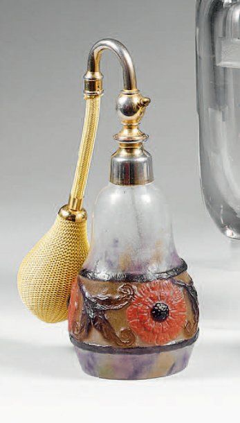 Gabriel ARGY-ROUSSEAU (1885-1953) Vaporisateur en pâte de verre à corps en forme...