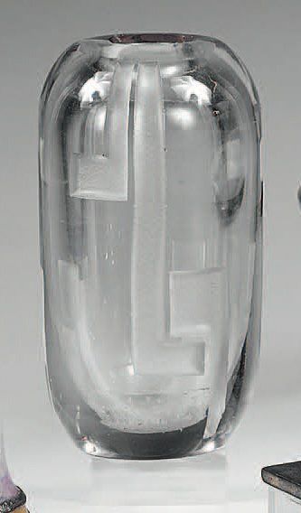 Jean LUCE (1895-1964) Vase en verre blanc à corps obusal, fermé. Décor de motifs...