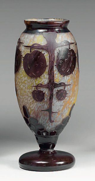 LE VERRE FRANÇAIS Vase ovoïde sur piédouche à col galbé ouvert. Epreuve en verre...