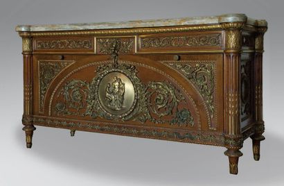 null Importante commode en bois teinté et placage d'acajou richement ornée de bronzes...