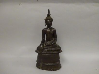 null Bouddha en bronze patiné, assis en padmasana, les mains en bhumisparsa mudra...