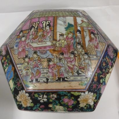 CHINE - CANTON 

Boîte couverte en porcelaine à décor émaillé polychrome de scènes...