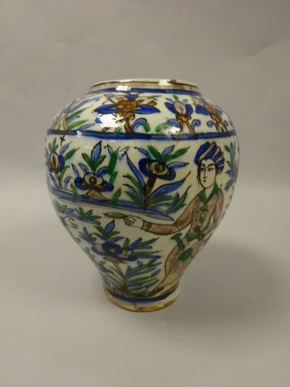 IRAN 

Vase en céramique à décor polychrome de personnages et rinceaux fleuris. 

Epoque...