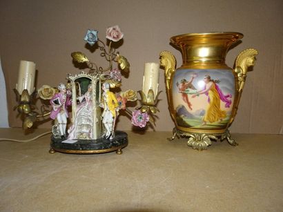 null Lot comprenant :

- panse de vase en porcelaine polychrome et or, sur piètement...