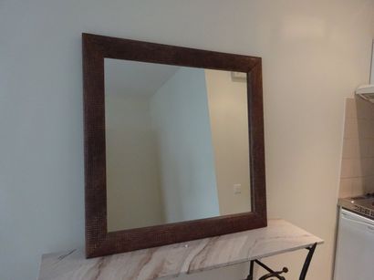 ASIATIDES 

Miroir de forme carrée.

Le cadre en bois sculpté à décor en léger relief...