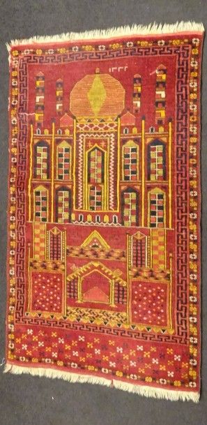 PERSE 

Tapis en laine à fond rouge à décor polychrome de mosquée. 

Fin XIXème début...