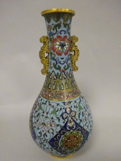 CHINE 


Vase en bronze et émaux cloisonnés polychromes à décor végétal stylisé....
