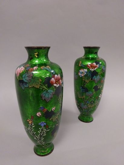 CHINE 


Paire de vases en métal à émail vert sur feuille d'aluminium froissée, et...