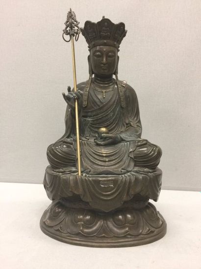 CHINE 


Bouddha tenant une boule et un sceptre, en laiton patiné.


XXème siècle.


H....