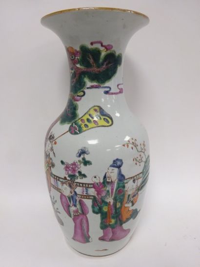 CHINE 


Vase balustre en porcelaine blanche à décor émaillé polychrome de personnages...