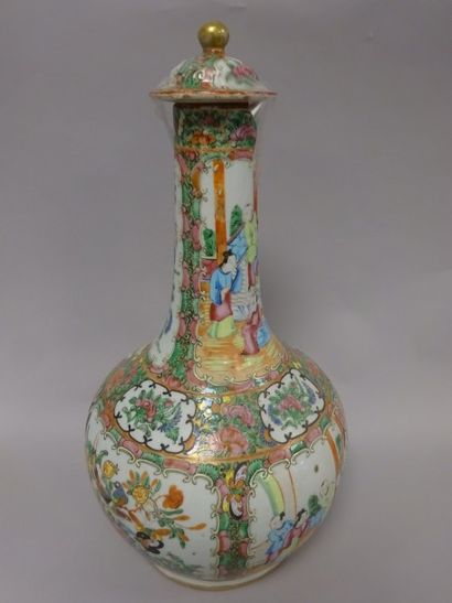 CHINE, CANTON 


CANTON


Vase couvert à long col et large panse en porcelaine à...