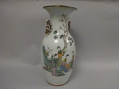 CHINE 


Vase balustre en porcelaine à décor émaillé polychrome sur fond blanc de...