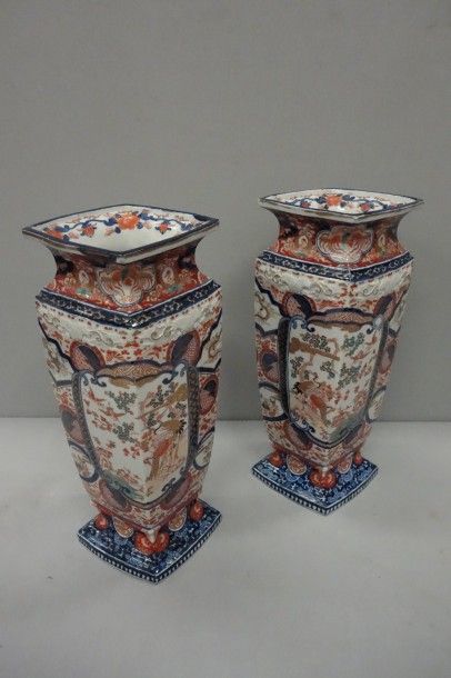 IMARI 


Paire de vases de section losangique en porcelaine à décor en bleu sous...