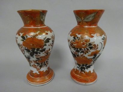 JAPON 


Paire de vases balustres en porcelaine de Kutari à décor de branchages fleuris....