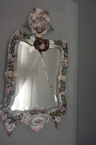 Allemagne 


Miroir de toilette en porcelaine blanche à décor polychrome de deux...