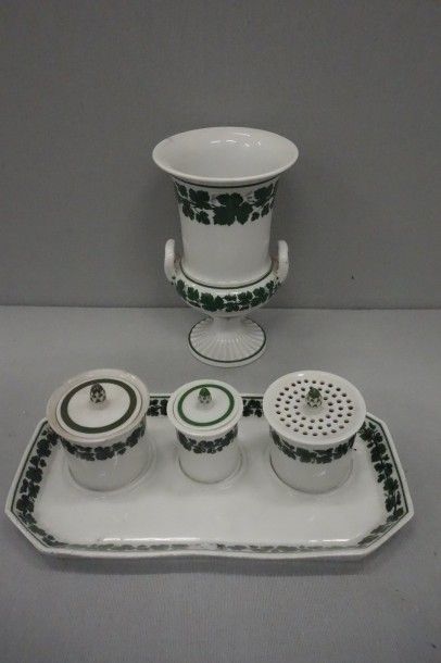 MEISSEN 


Encrier (3 pièces) à plateau en porcelaine blanche émaillée vert à décor...