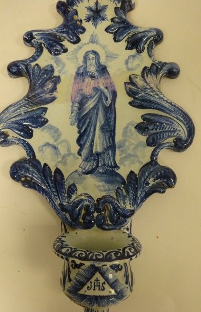 null Bénitier en faïence à décor émaillé bleu d'un Christ en majesté. 


XVIIIème...
