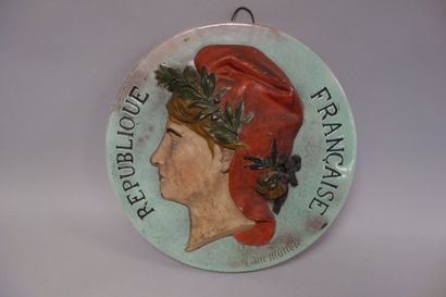 EMILE MULLER (1823-1889) 


"République Française" 


Médaillon en faïence émaillée...