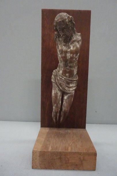 null Christ en croix en bois avec restes de blanc.


XVIIIème siècle.


H. : 20,8...