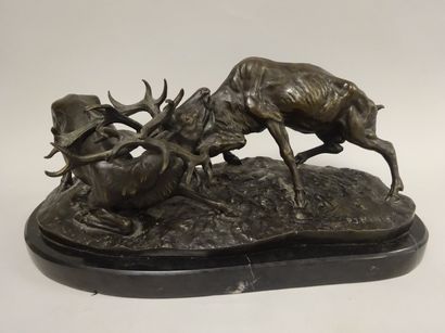D'après Pierre-Jules MÊNE (1810-1879) 


Combat de cerfs. 


Epreuve en bronze patiné....