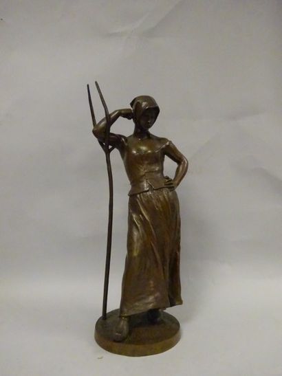 Alfred BOUCHER (1850-1934) 


La faneuse.


Epreuve en bronze patiné. 


Signée sur...