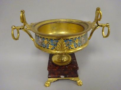 Maison Ferdinand BARBEDIENNE (1810-1892) 


Coupe à anses en bronze doré à décor...
