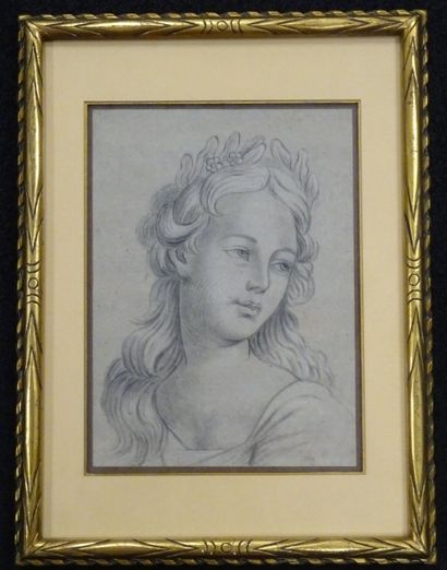 Ecole Française du XVIIIème siècle 


Portrait de jeune fille en buste à la couronne...