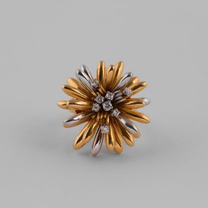 null Importante bague en or jaune et gris (750) figurant une fleur stylisée centrée...