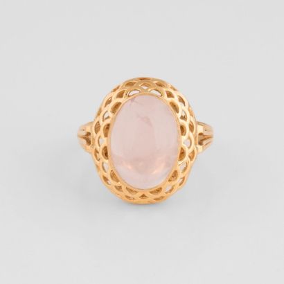 null Bague en or jaune (750) centrée d'un cabochon ovale de quartz rose. 

Poids...